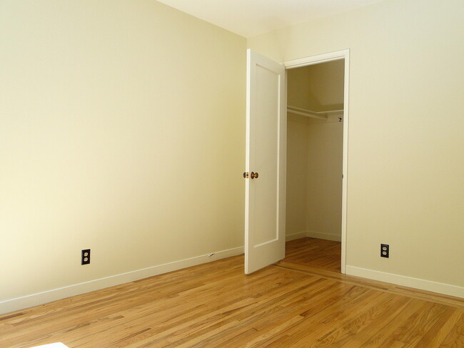 Foto del edificio - Sunny 2nd floor apt with a view near North...