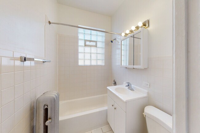 Baño - 5415 S. Woodlawn Avenue