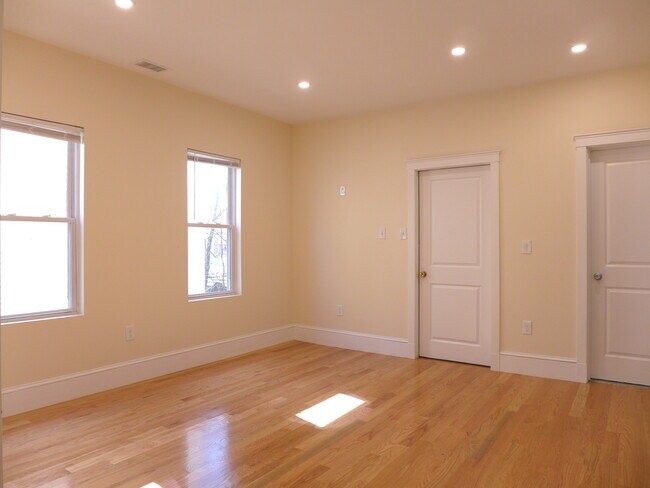 Building Photo - 32 Montfern Ave