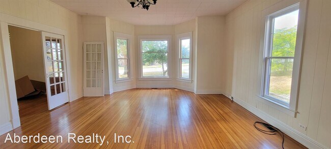 Building Photo - 3 br, 2 bath House - 614 N. Broadway