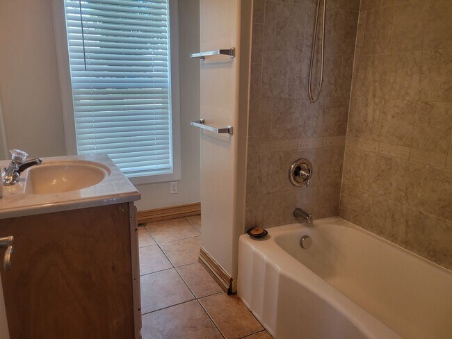 Building Photo - ALL PROSPECTIVE TENANTS MUST SUBMIT A $58 ...