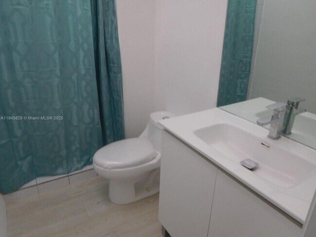 Foto del edificio - 815 NE 199th St
