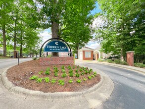 Building Photo - Hidden Lake