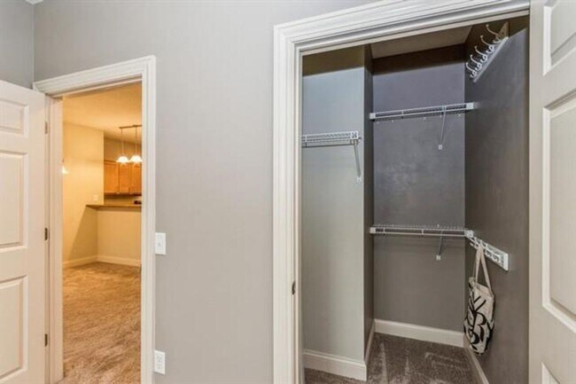 Foto del edificio - AUGUST 2026!!! Beautiful 2 Bedroom, 2 Bath Condominium in University Heights