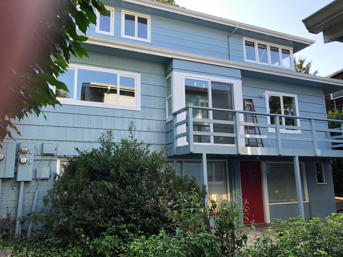 Back view of main floor - 1943 Onyx St