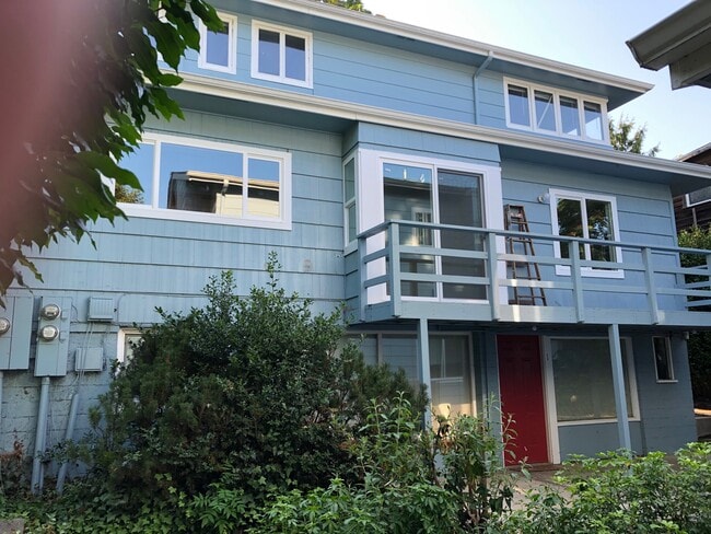 Back view of main floor - 1943 Onyx St
