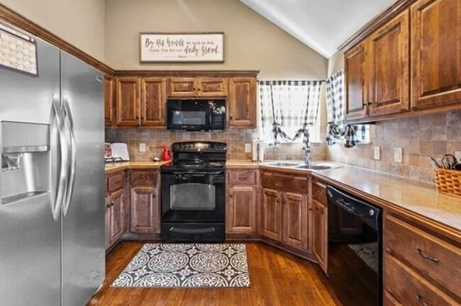 Foto del edificio - Stunning 3BR 2.5BA Home w/ Fenced Yard & Spacious Deck • Stainless Kitchen • Oversized Garage in ...