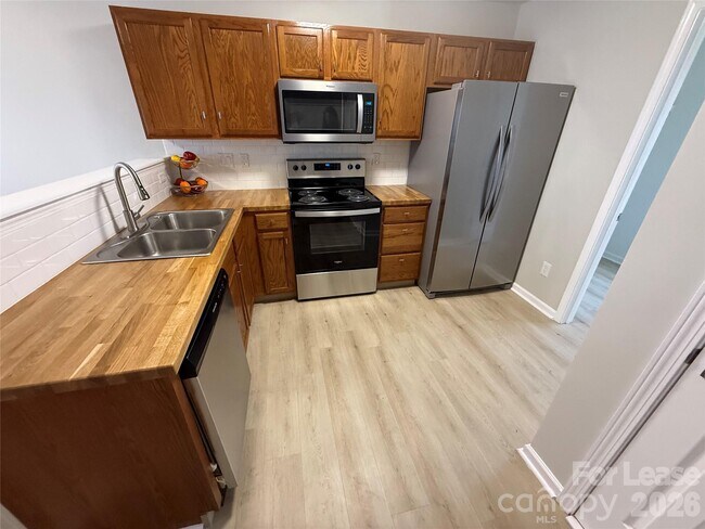 Foto del edificio - 7021 Sunman Rd