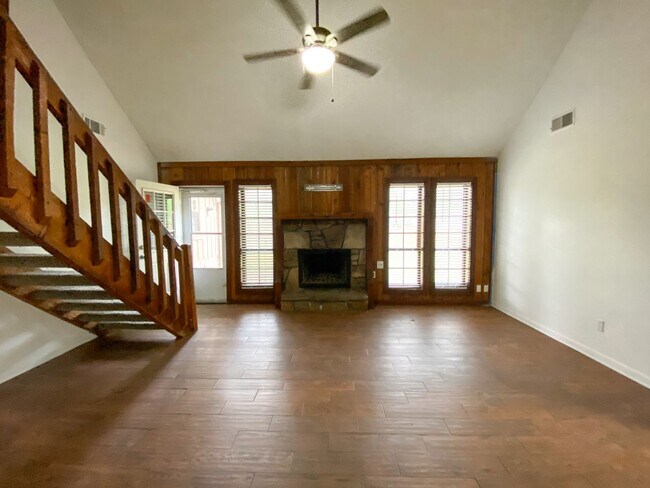 Building Photo - 5 Bedroom, 2 Bathroom Near Riverdale Rd an...