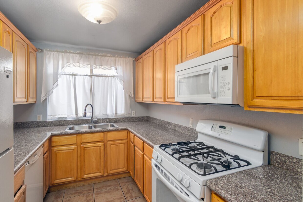 Foto principal - Spacious 3-Bedroom, 3-Bath Tri-Level Townh...