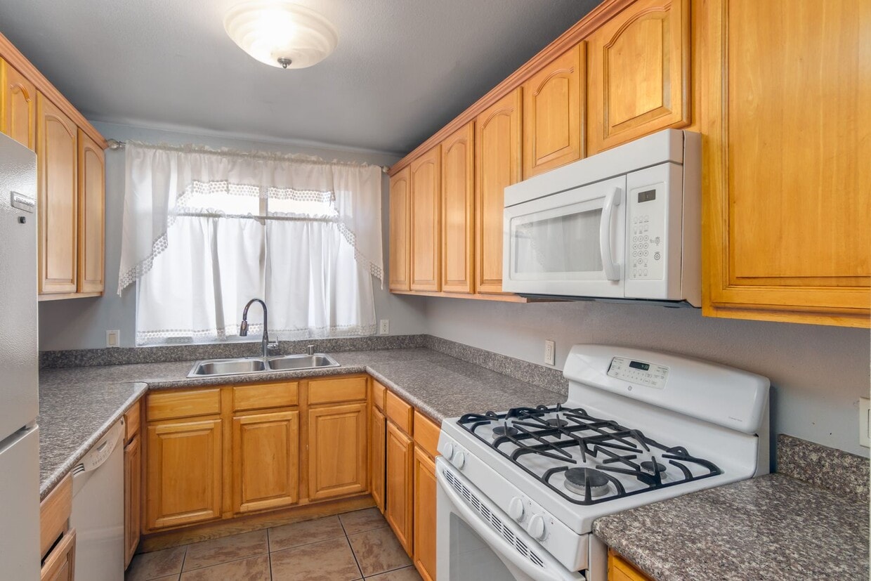 Primary Photo - Spacious 3-Bedroom, 3-Bath Tri-Level Townh...