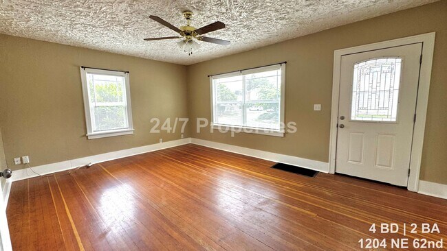 Foto del edificio - Charming 4 BD | 2 BA Bungalow with A/C - North Tabor