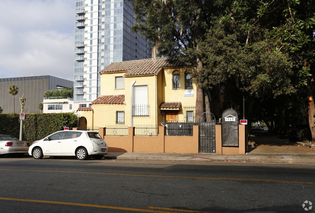 Edificio - 1527-1533 1/4 N Bronson Ave