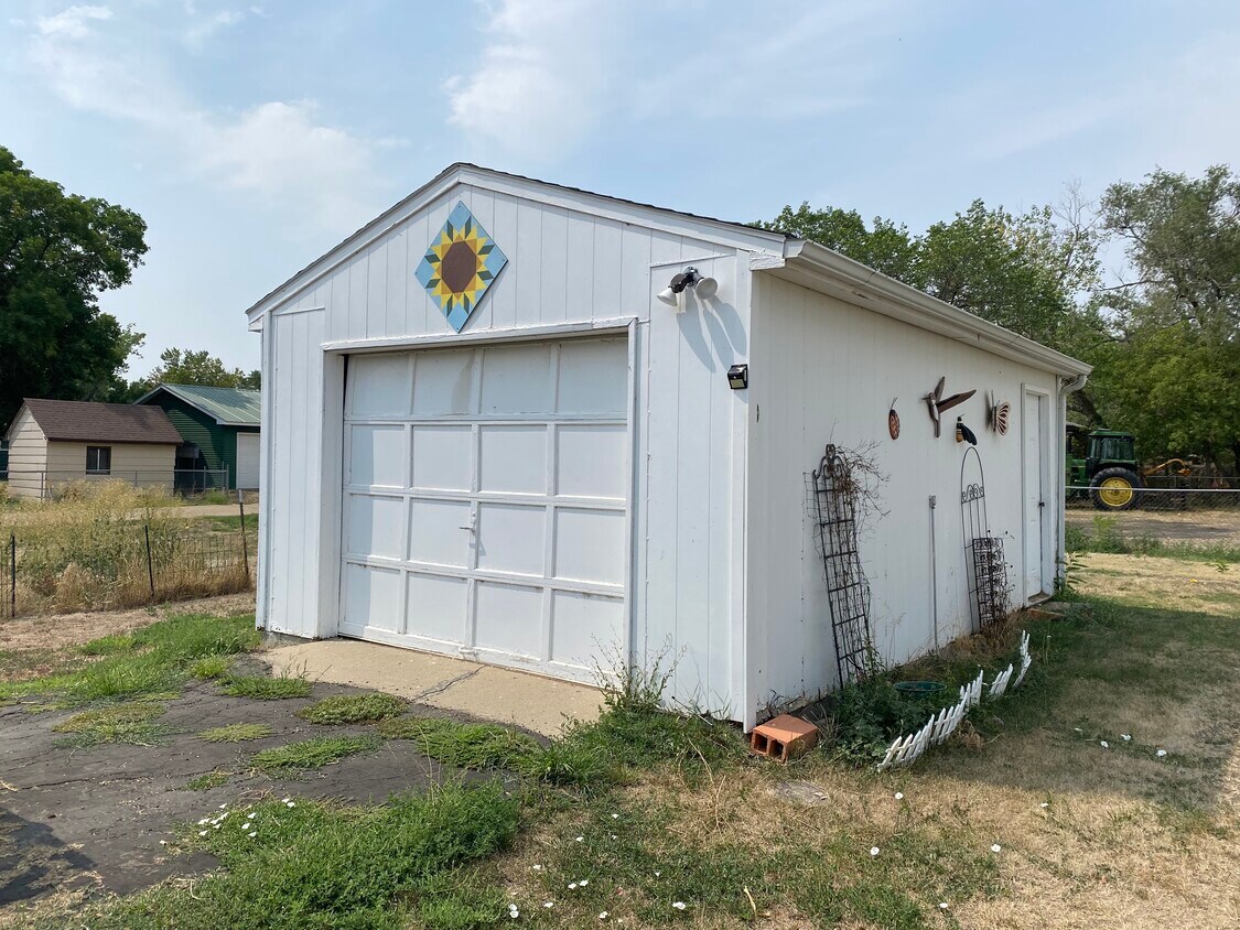 Building Photo - 101 3rd St