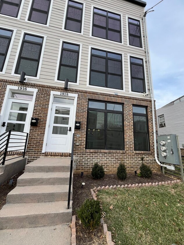 Foto principal - Gorgeous 3 BR/2 BA Apartment in Ivy City!