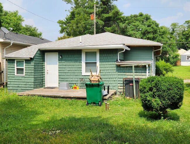 Building Photo - 1214 St James St