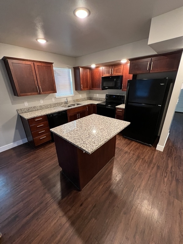 Building Photo - 385 480 W