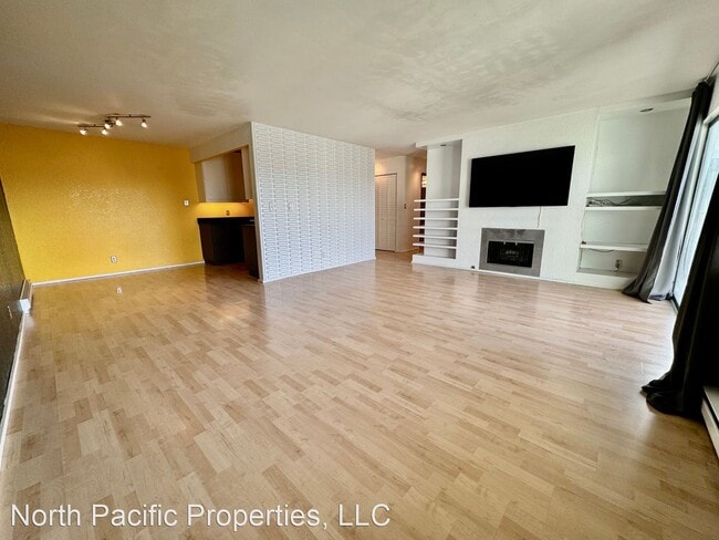 Building Photo - 2 br, 2 bath House - 3635 Fremont Ave N #403