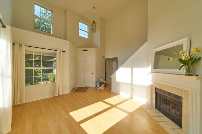 Building Photo - 3 Bedroom 2.5 bath in Great Carmel Location!