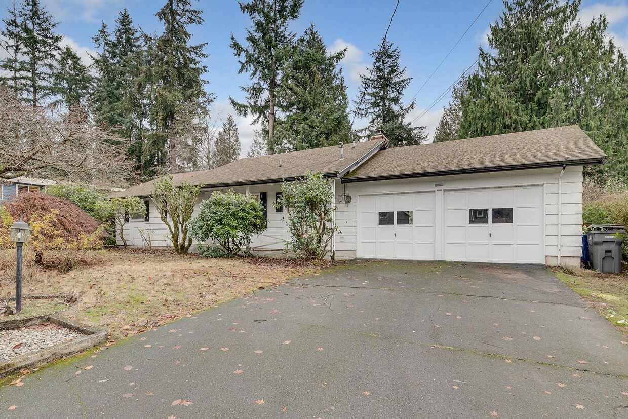 Foto principal - 3 Bedroom Rambler in Kirkland with Large Y...