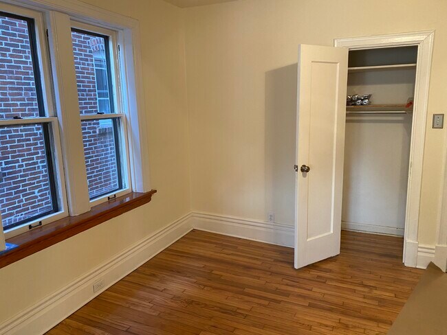 Middle Room - 4163 Potomac St