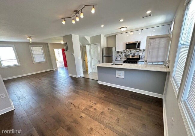 Building Photo - 3 br, 2 bath Townhome - 2710 Erdman Avenue