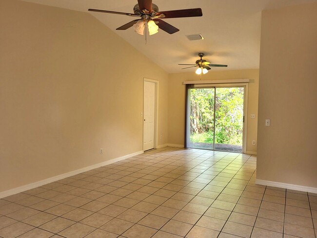 Building Photo - Two Bed/Two Bath~Bright & Clean~One Car Garage~Yard