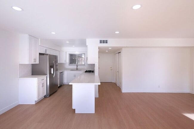 Foto del edificio - 3155 Montrose Ave