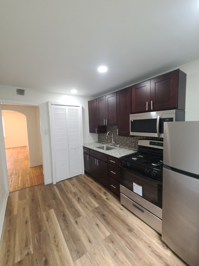 Cocina comedor, vista 2 - 6301 Morton St