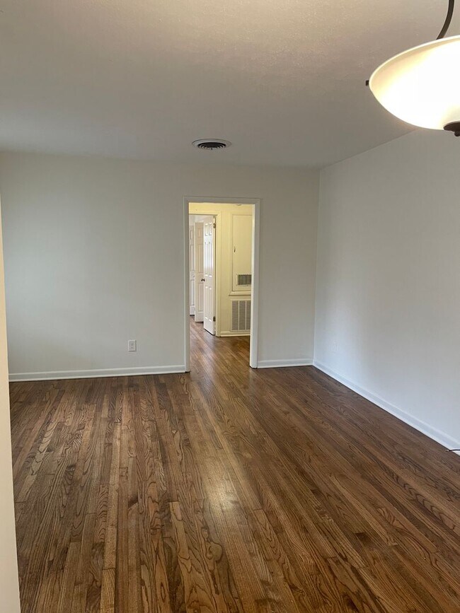 Building Photo - Cute and Newly Renovated Brick One Level H...