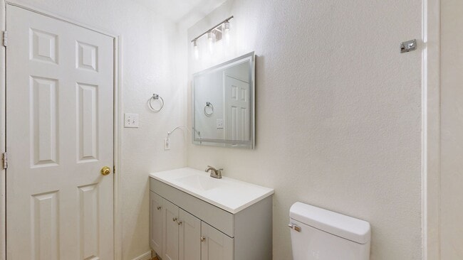 Building Photo - $950 + FREE APRIL RENT