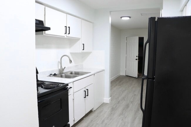 Building Photo - Oakdale Townhome Apartments