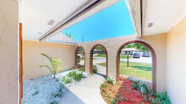 Building Photo - 10 Coral Reef Ct S