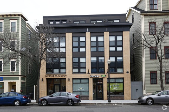 Foto del edificio - 246 W Broadway