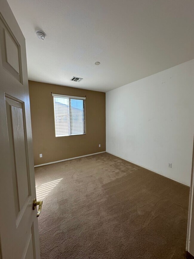 Building Photo - 4 bedroom with 3 car garage in Surprise