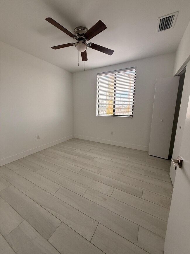 Foto del edificio - 765 E 20th St