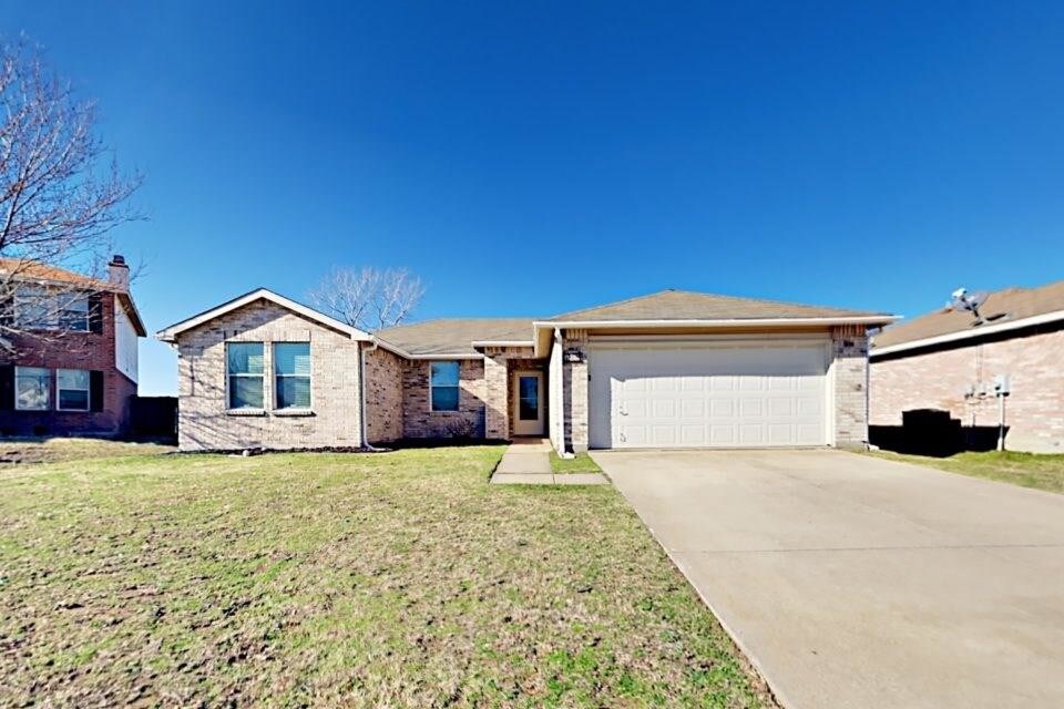 105 Phlox Ln, Burleson, TX 76028