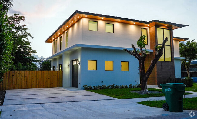 Building Photo - 8400 SW 65th Ave