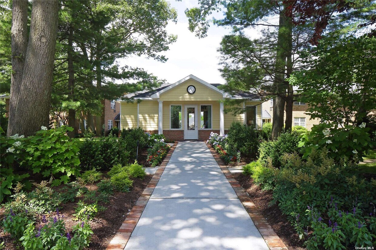 23 Weaver Dr Unit 113O, Massapequa, NY 11758 Room for Rent in