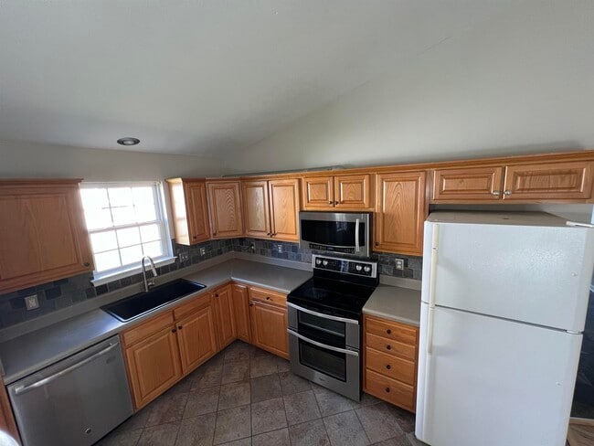 Building Photo - 85 Somerset Dr