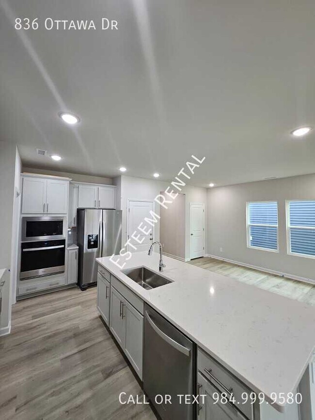 Building Photo - 836 Ottawa Dr