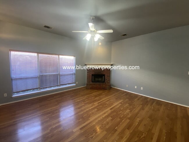 Foto del edificio - 1321 W Branch Hollow Dr