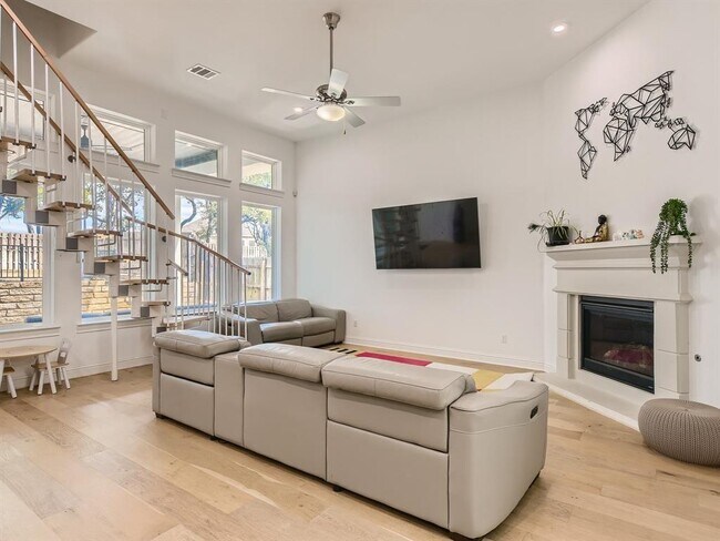 Building Photo - 265 Encanto Pl