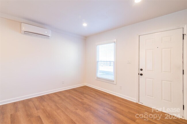 Building Photo - 933 Cantwell St
