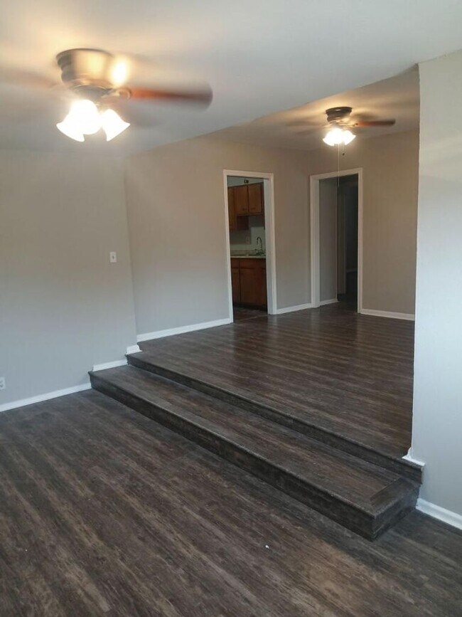 Building Photo - ADORABLE 3 BEDROOM 1 BATH REMODELED
