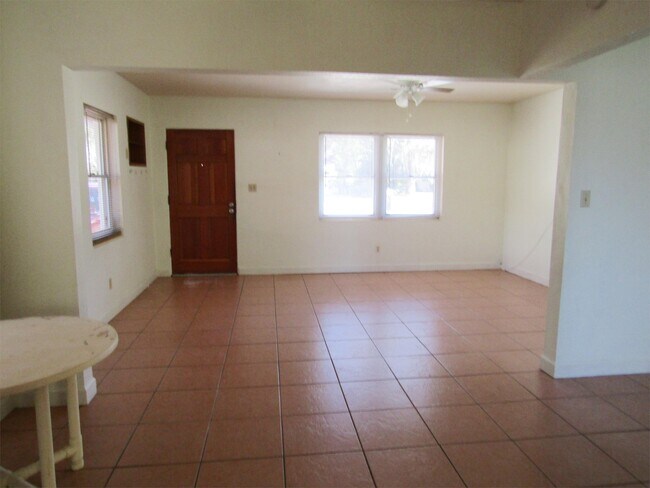 Building Photo - 606 Lorraine Cir