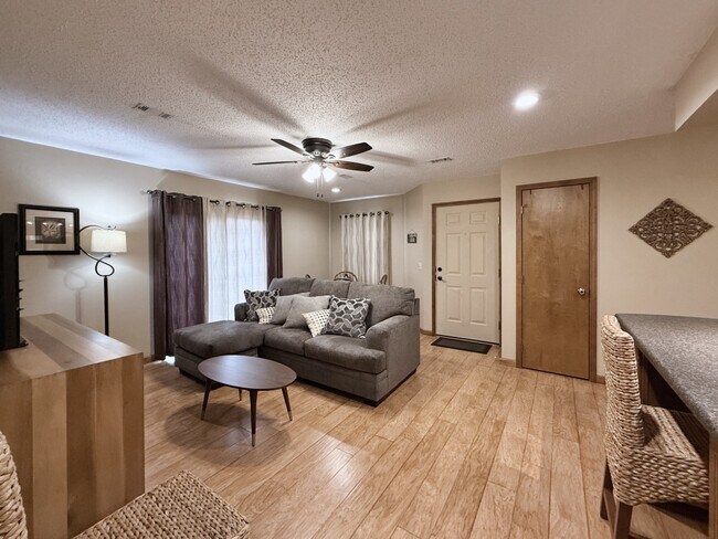 Foto del edificio - 1516 Meadowhill Dr