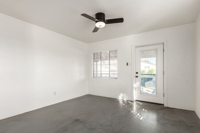 Photo - 2452 E Amelia Ave Apartment