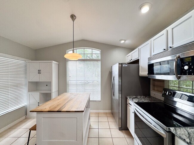 Building Photo - Beautifully upgraded 3/2 with double car garage!
