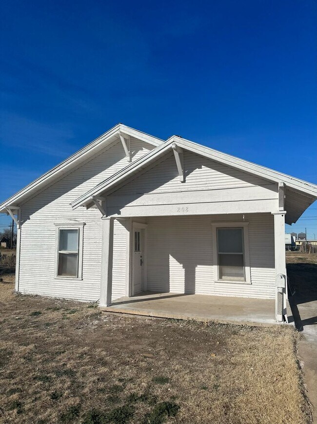 Building Photo - Small Town Living
